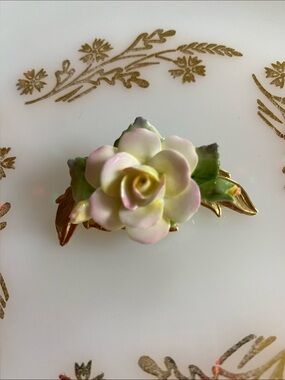 Vtg 1960’s Porcelain Pink & Green Rose Brooch with Gold Leaves 2” Grama Core